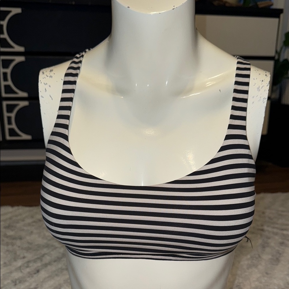 Lululemon Free To Be Bra
Classic Stripe Black White size 6